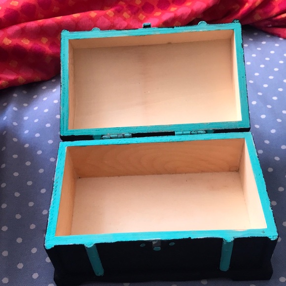 Hand painted jewelry chest can use to store makeup - Picture 3 of 3